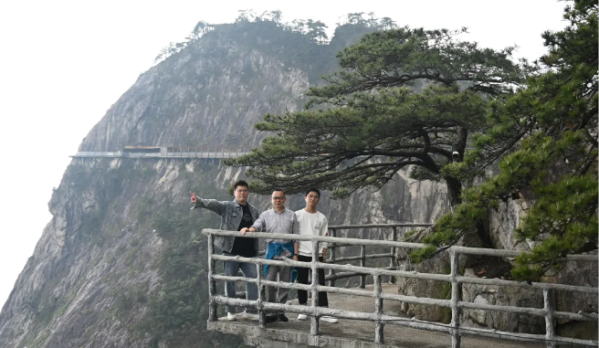 凯时娱人生就是博风管销售中心员工在安徽明堂山景区照片